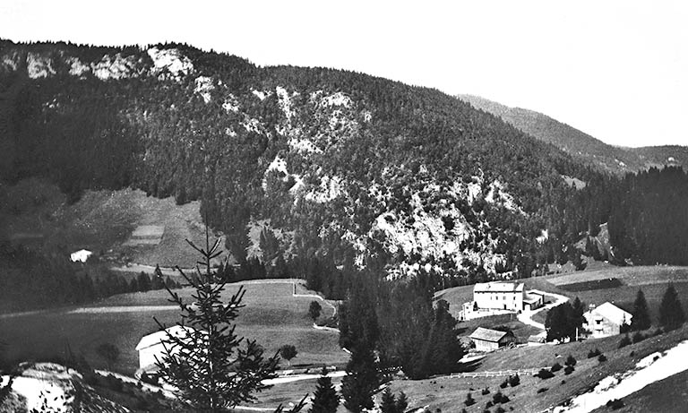 [L'usine vue depuis la route de Prémanon]. © Jérôme  Mongreville (reproduction) / Région Bourgogne-Franche-Comté, Inventaire du patrimoine - 1991