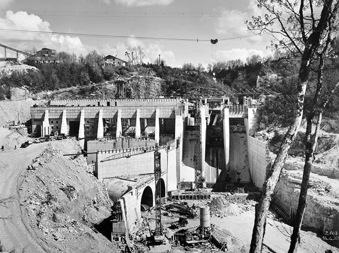 Vue du barrage - usine depuis la nouvelle route d'accès. © Jérôme  Mongreville (reproduction) / Région Bourgogne-Franche-Comté, Inventaire du patrimoine - 1991 Vue du barrage - usine depuis la nouvelle route d'accès. © Jérôme  Mongreville (reproduction) / Région Bourgogne-Franche-Comté, Inventaire du patrimoine - 1991