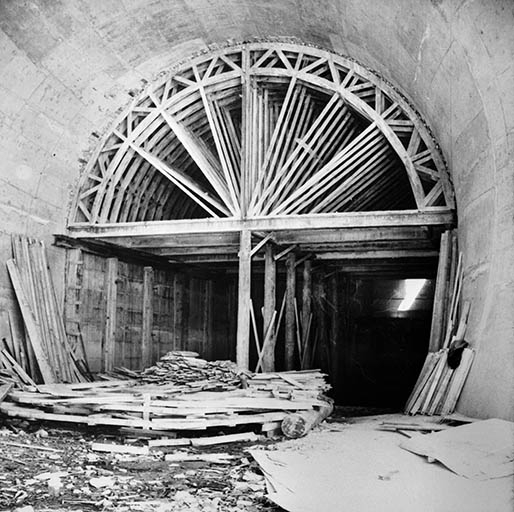 Canal de fuite G.2 - Dernière phase amont - Vue du coffrage. © Jérôme  Mongreville (reproduction) / Région Bourgogne-Franche-Comté, Inventaire du patrimoine - 1991 Canal de fuite G.2 - Dernière phase amont - Vue du coffrage. © Jérôme  Mongreville (reproduction) / Région Bourgogne-Franche-Comté, Inventaire du patrimoine - 1991