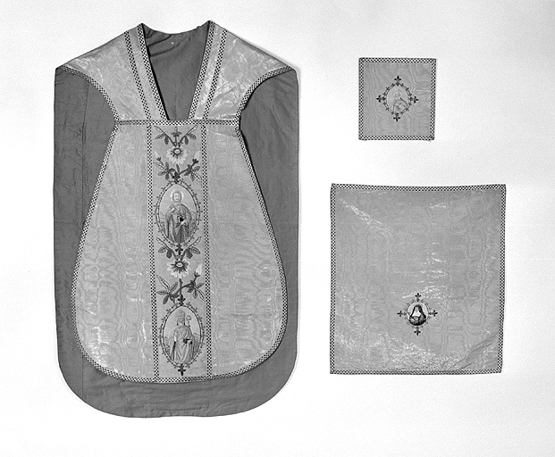 Vue d'ensemble avec l'avant de la chasuble. © Jérôme Mongreville / Région Bourgogne-Franche-Comté, Inventaire du patrimoine - 1991