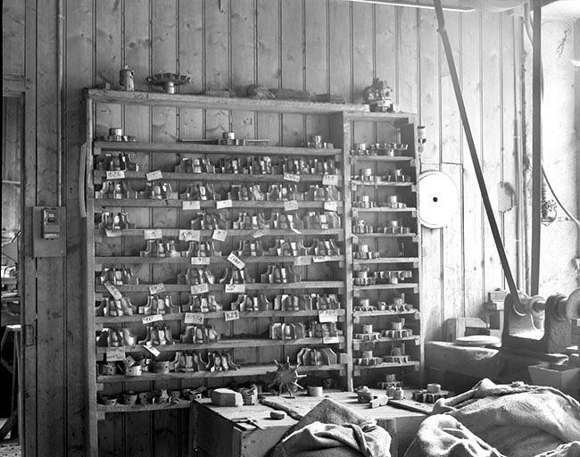 Atelier de mécanique : fraises pour l'ébauchage. © Jérôme Mongreville / Région Bourgogne-Franche-Comté, Inventaire du patrimoine - 1991