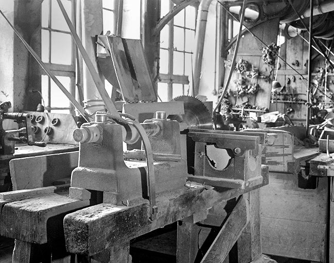Atelier d'ébauchage : scie circulaire. © Jérôme Mongreville / Région Bourgogne-Franche-Comté, Inventaire du patrimoine - 1991