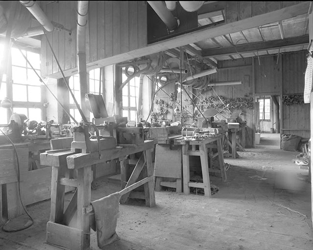 Intérieur de l'atelier d'ébauchage. © Jérôme Mongreville / Région Bourgogne-Franche-Comté, Inventaire du patrimoine - 1991