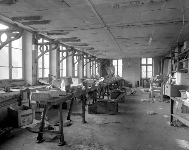 Intérieur de l'atelier de polissage et d'éclaircissage. © Jérôme Mongreville / Région Bourgogne-Franche-Comté, Inventaire du patrimoine - 1991