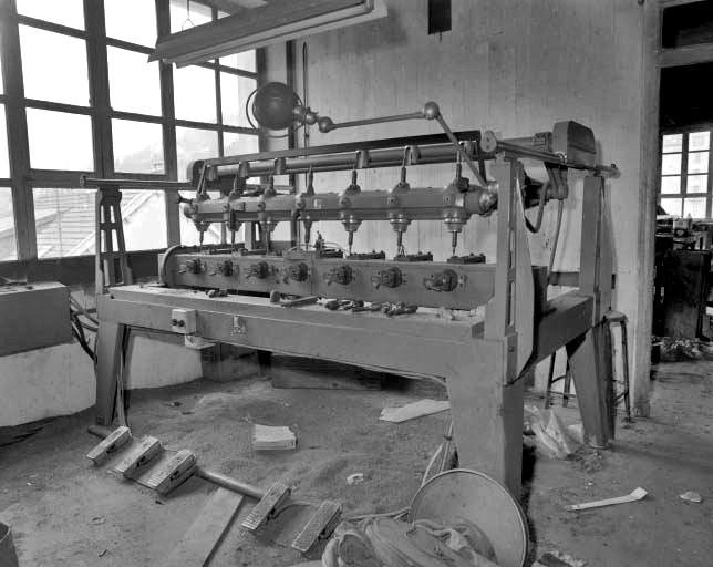 Machine à sculpter et à râper ACIMALL "la Scolpitrice". Pantographe avec palpeur central et 6 fraises. © Jérôme Mongreville / Région Bourgogne-Franche-Comté, Inventaire du patrimoine - 1991