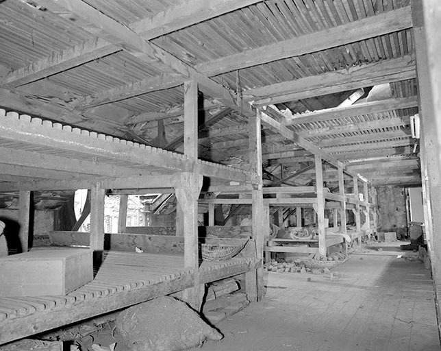 Intérieur d'un séchoir à ébauchons (bâtiment nord). © Jérôme Mongreville / Région Bourgogne-Franche-Comté, Inventaire du patrimoine - 1991