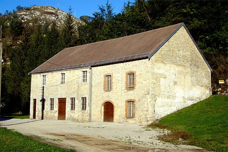 Logement d'ouvriers et magasin industriel (ancienne hall à charbon ?). © Jérôme Mongreville / Région Bourgogne-Franche-Comté, Inventaire du patrimoine - 1991