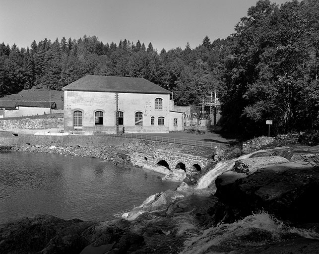 Vue d'ensemble de la centrale depuis la cascade. © Jérôme Mongreville / Région Bourgogne-Franche-Comté, Inventaire du patrimoine - 1991