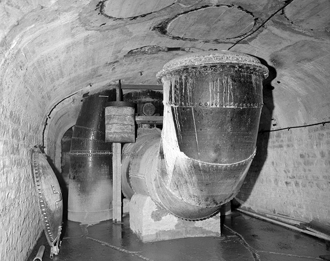 Intérieur de la centrale : collecteur en soubassement. Au premier plan, coude desservant autrefois le groupe de 1912. © Jérôme Mongreville / Région Bourgogne-Franche-Comté, Inventaire du patrimoine - 1991