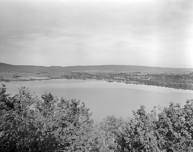 Vue d'ensemble du lac de Chalain, depuis le belvédère de la Roche, au sud. © Jérôme Mongreville / Région Bourgogne-Franche-Comté, Inventaire du patrimoine - 1991