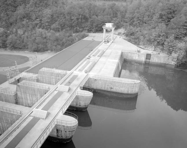 Evacuateur de crue et toiture de l'usine. © Jérôme Mongreville / Région Bourgogne-Franche-Comté, Inventaire du patrimoine - 1991 Evacuateur de crue et toiture de l'usine. © Jérôme Mongreville / Région Bourgogne-Franche-Comté, Inventaire du patrimoine - 1991