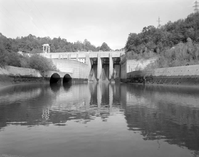Evacuateur et bassin d'amortissement. © Jérôme Mongreville / Région Bourgogne-Franche-Comté, Inventaire du patrimoine - 1991 Evacuateur et bassin d'amortissement. © Jérôme Mongreville / Région Bourgogne-Franche-Comté, Inventaire du patrimoine - 1991