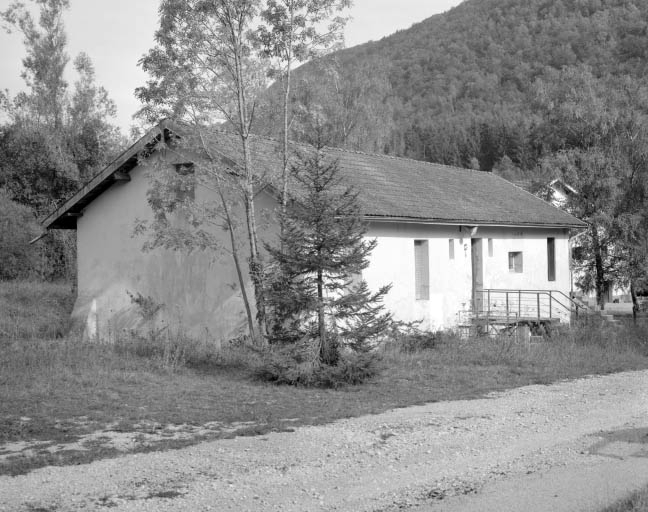 Logement d'ouvriers, vu de trois quarts gauche. © Jérôme Mongreville / Région Bourgogne-Franche-Comté, Inventaire du patrimoine - 1991 Logement d'ouvriers, vu de trois quarts gauche. © Jérôme Mongreville / Région Bourgogne-Franche-Comté, Inventaire du patrimoine - 1991