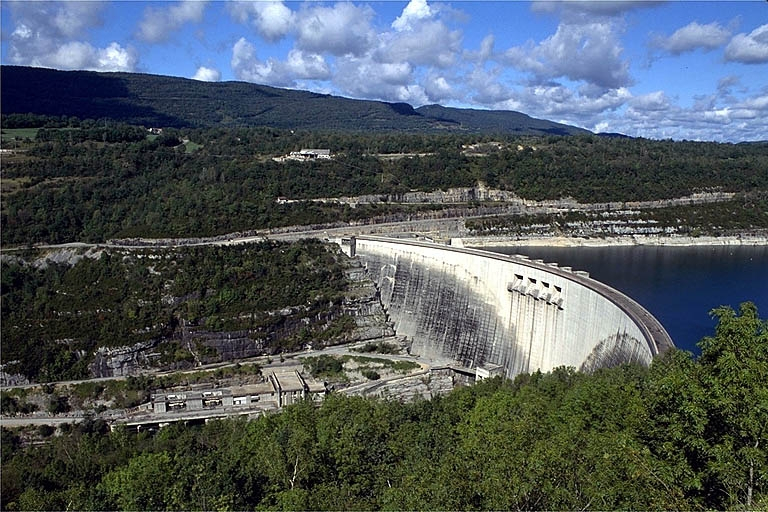 Vue d'ensemble du barrage et de sa centrale hydroélectrique. © Jérôme Mongreville / Région Bourgogne-Franche-Comté, Inventaire du patrimoine - 1991
