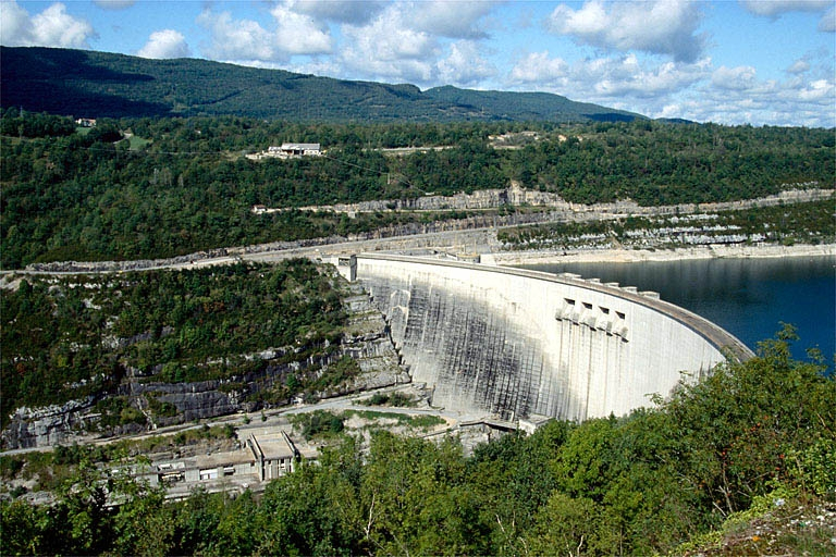 Vue d'ensemble depuis l'est. © Jérôme Mongreville / Région Bourgogne-Franche-Comté, Inventaire du patrimoine - 1991 Vue d'ensemble depuis l'est. © Jérôme Mongreville / Région Bourgogne-Franche-Comté, Inventaire du patrimoine - 1991