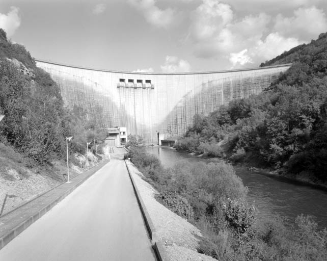 Le barrage, vu d'aval. © Jérôme Mongreville / Région Bourgogne-Franche-Comté, Inventaire du patrimoine - 1991 Le barrage, vu d'aval. © Jérôme Mongreville / Région Bourgogne-Franche-Comté, Inventaire du patrimoine - 1991