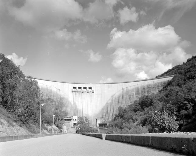 Le barrage, vu d'aval et au grand angle. © Jérôme Mongreville / Région Bourgogne-Franche-Comté, Inventaire du patrimoine - 1991 Le barrage, vu d'aval et au grand angle. © Jérôme Mongreville / Région Bourgogne-Franche-Comté, Inventaire du patrimoine - 1991