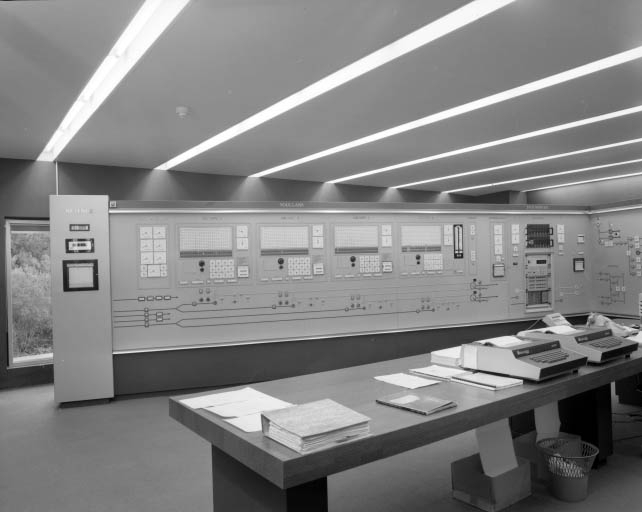Vue d'ensemble de la salle de commande : tableau de contrôle. © Jérôme Mongreville / Région Bourgogne-Franche-Comté, Inventaire du patrimoine - 1991 Vue d'ensemble de la salle de commande : tableau de contrôle. © Jérôme Mongreville / Région Bourgogne-Franche-Comté, Inventaire du patrimoine - 1991