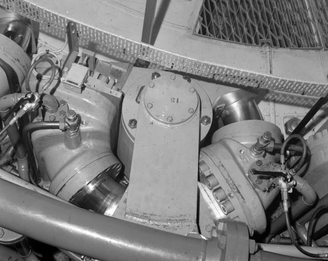 Groupe n° 4 : servo-moteurs toriques actionnant les aubes directrices de la turbine. © Jérôme Mongreville / Région Bourgogne-Franche-Comté, Inventaire du patrimoine - 1991 Groupe n° 4 : servo-moteurs toriques actionnant les aubes directrices de la turbine. © Jérôme Mongreville / Région Bourgogne-Franche-Comté, Inventaire du patrimoine - 1991