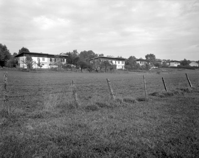 Vue d'ensemble de la maison et de la cité des Lattes, depuis le sud. © Jérôme Mongreville / Région Bourgogne-Franche-Comté, Inventaire du patrimoine - 1991
