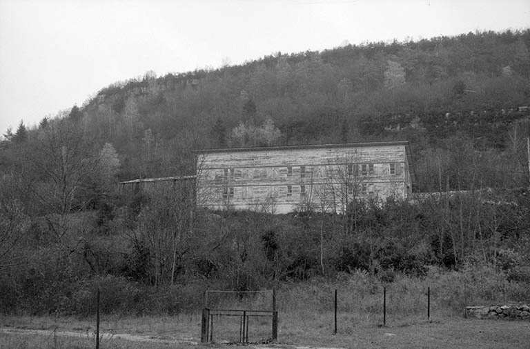 Vue d'ensemble depuis l'ouest (façade postérieure). © Laurent Poupard / Région Bourgogne-Franche-Comté, Inventaire du patrimoine - 1991