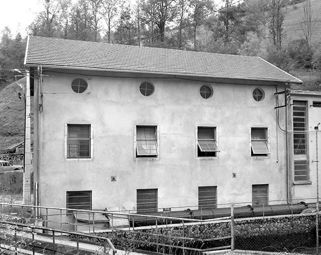Façade postérieure du bâtiment d'eau. © Jérôme Mongreville / Région Bourgogne-Franche-Comté, Inventaire du patrimoine - 1991
