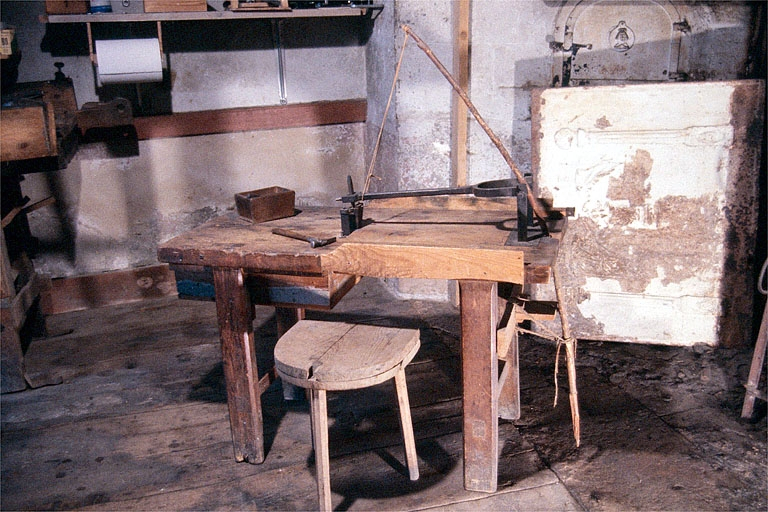 Banc à poinçonner. © Yves Sancey / Région Bourgogne-Franche-Comté, Inventaire du patrimoine - 1991 Banc à poinçonner. © Yves Sancey / Région Bourgogne-Franche-Comté, Inventaire du patrimoine - 1991