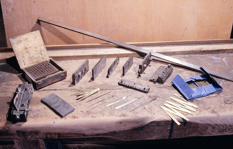 Poinçons, mètre-étalon et mètres pliants. © Yves Sancey / Région Bourgogne-Franche-Comté, Inventaire du patrimoine - 1991 Poinçons, mètre-étalon et mètres pliants. © Yves Sancey / Région Bourgogne-Franche-Comté, Inventaire du patrimoine - 1991