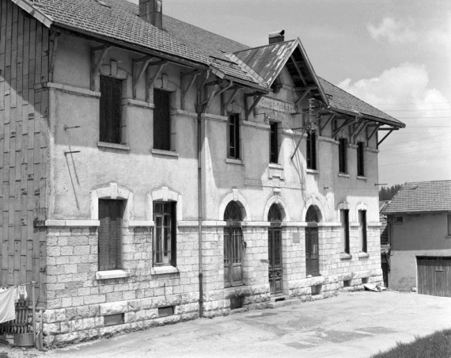 Façade antérieure, vue de trois quarts gauche. © Yves Sancey / Région Bourgogne-Franche-Comté, Inventaire du patrimoine - 1991
