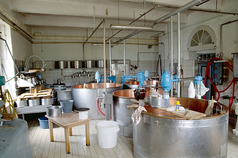 Intérieur de l'atelier de fabrication du comté. © Yves Sancey / Région Bourgogne-Franche-Comté, Inventaire du patrimoine - 1991