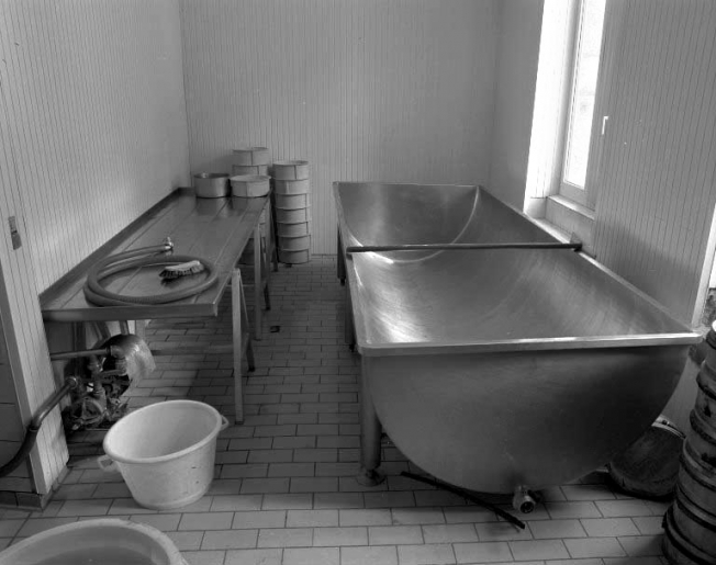 Intérieur de l'atelier de fabrication du bleu. © Yves Sancey / Région Bourgogne-Franche-Comté, Inventaire du patrimoine - 1991
