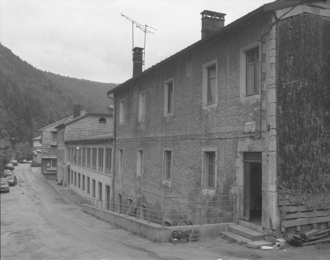 Façade antérieure des bâtiments, de trois quarts droite. © Jérôme Mongreville / Région Bourgogne-Franche-Comté, Inventaire du patrimoine - 1991 Façade antérieure des bâtiments, de trois quarts droite. © Jérôme Mongreville / Région Bourgogne-Franche-Comté, Inventaire du patrimoine - 1991