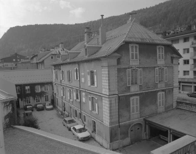 Façades du logement patronal et de l'usine sur la cour. © Jérôme Mongreville / Région Bourgogne-Franche-Comté, Inventaire du patrimoine - 1991 Façades du logement patronal et de l'usine sur la cour. © Jérôme Mongreville / Région Bourgogne-Franche-Comté, Inventaire du patrimoine - 1991