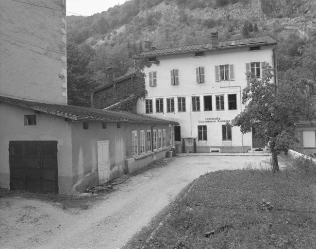 Cour et façade antérieure. © Jérôme Mongreville / Région Bourgogne-Franche-Comté, Inventaire du patrimoine - 1991
