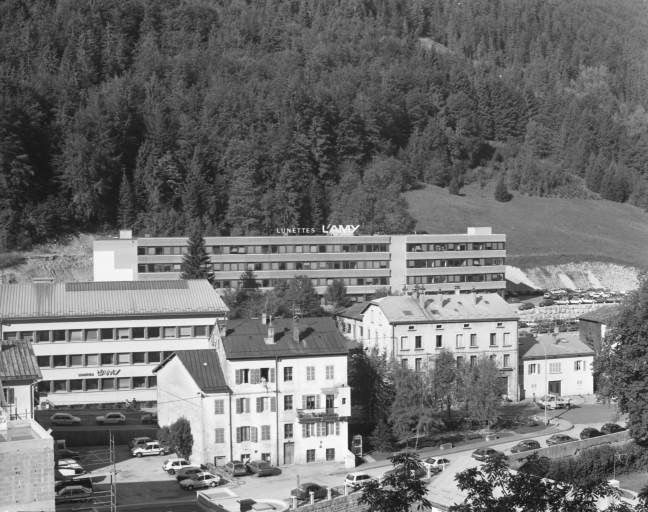 Site récent : bâtiment en retrait de la rue de la République. © Jérôme Mongreville / Région Bourgogne-Franche-Comté, Inventaire du patrimoine - 1991