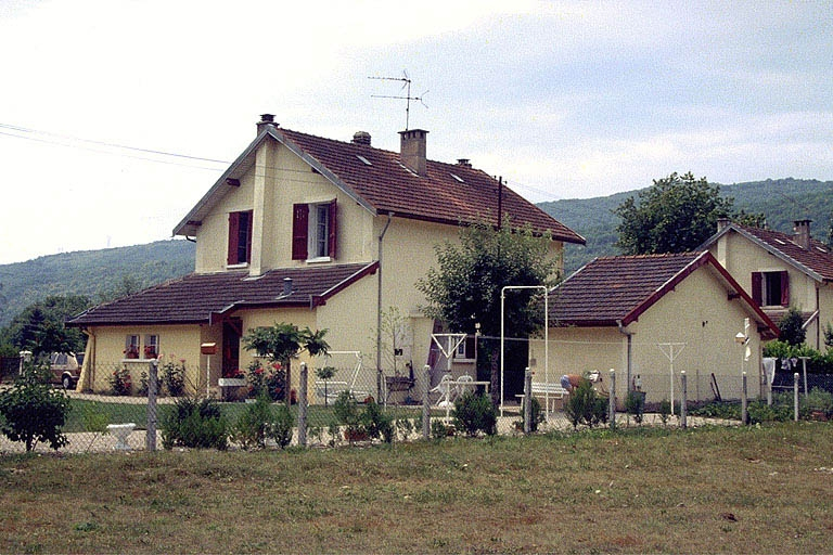 Façade postérieure de trois quarts gauche. © Laurent Poupard / Région Bourgogne-Franche-Comté, Inventaire du patrimoine - 1991