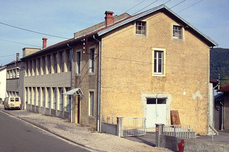 Façade antérieure, vue de trois quarts droit. © Laurent Poupard / Région Bourgogne-Franche-Comté, Inventaire du patrimoine - 1991