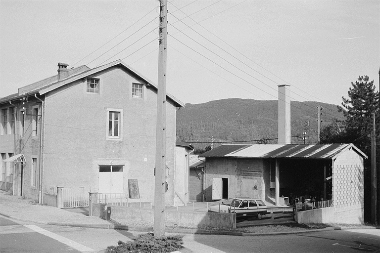 Façade latérale droite et chaufferie. © Laurent Poupard / Région Bourgogne-Franche-Comté, Inventaire du patrimoine - 1991