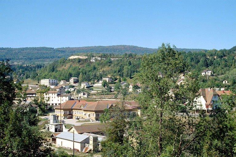 Vue d'ensemble depuis le sud-est. © Laurent Poupard / Région Bourgogne-Franche-Comté, Inventaire du patrimoine - 1991