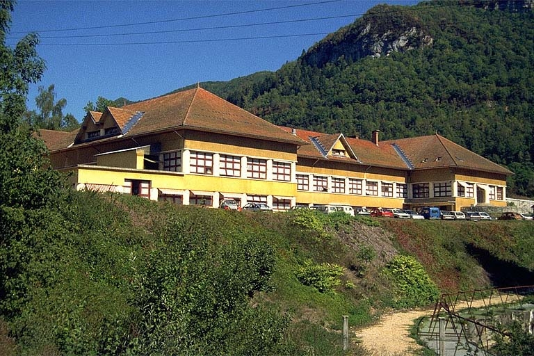 Nouvelle usine, vue depuis le sud-ouest. Bassin de décantation à droite. © Laurent Poupard / Région Bourgogne-Franche-Comté, Inventaire du patrimoine - 1991