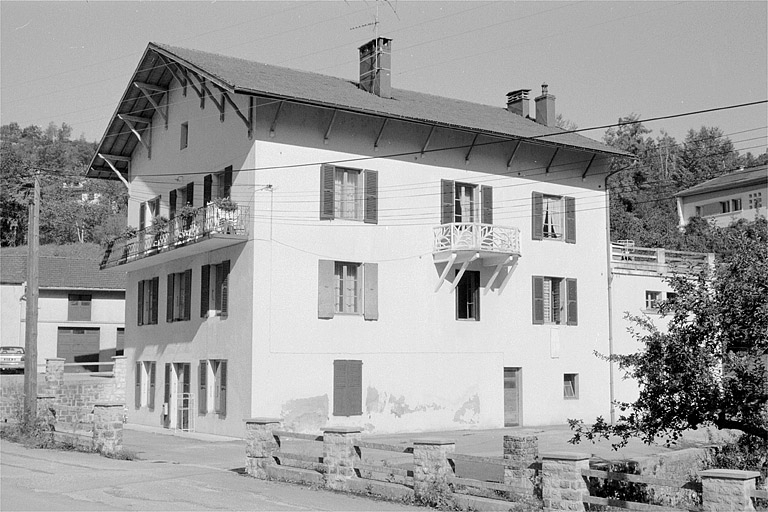 Logement d'ouvriers, de trois quarts droit. © Laurent Poupard / Région Bourgogne-Franche-Comté, Inventaire du patrimoine - 1991