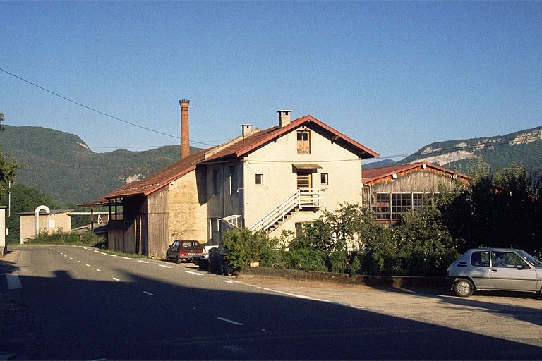 Bureau, conciergerie (ancienne diamanterie) et scierie. © Laurent Poupard / Région Bourgogne-Franche-Comté, Inventaire du patrimoine - 1991