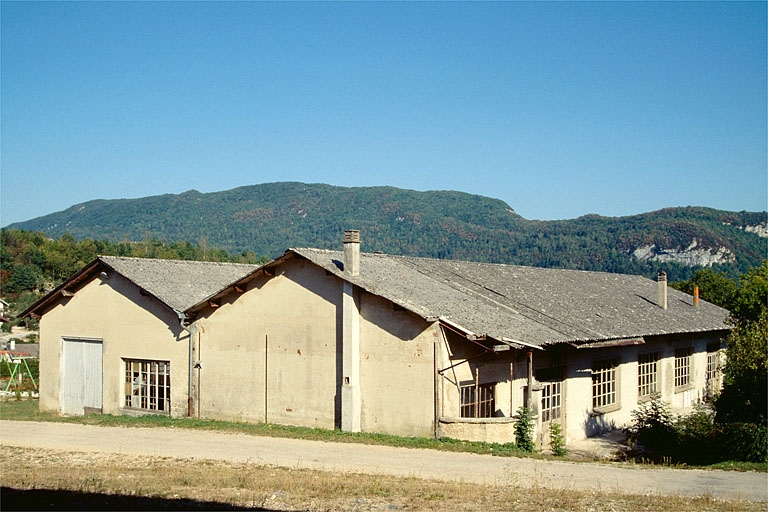 Atelier de fabrication (scierie), vu depuis l'ouest. © Laurent Poupard / Région Bourgogne-Franche-Comté, Inventaire du patrimoine - 1991