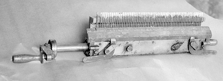 Porte-pierres d'un appareil à cylindre. Les pierres étaient collées sur les batonnets métalliques. © Laurent Poupard / Région Bourgogne-Franche-Comté, Inventaire du patrimoine - 1991