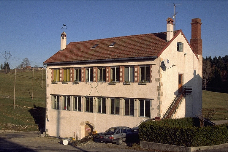 Façade antérieure, de trois quarts droit. © Laurent Poupard / Région Bourgogne-Franche-Comté, Inventaire du patrimoine - 1991