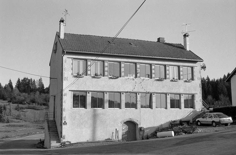 Façade antérieure, de trois quarts gauche. © Laurent Poupard / Région Bourgogne-Franche-Comté, Inventaire du patrimoine - 1991