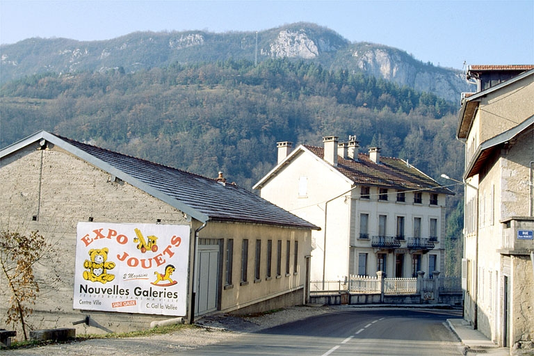 Façade antérieure de l'atelier de fabrication et du logement patronal. © Laurent Poupard / Région Bourgogne-Franche-Comté, Inventaire du patrimoine - 1991
