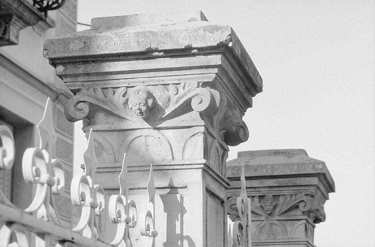 Chapiteau des piliers du portail d'entrée. © Laurent Poupard / Région Bourgogne-Franche-Comté, Inventaire du patrimoine - 1991