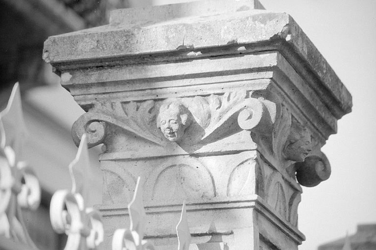 Détail d'un chapiteau. © Laurent Poupard / Région Bourgogne-Franche-Comté, Inventaire du patrimoine - 1991