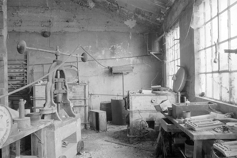 Intérieur de l'atelier de fabrication des cylindres (G). © Laurent Poupard / Région Bourgogne-Franche-Comté, Inventaire du patrimoine - 1991